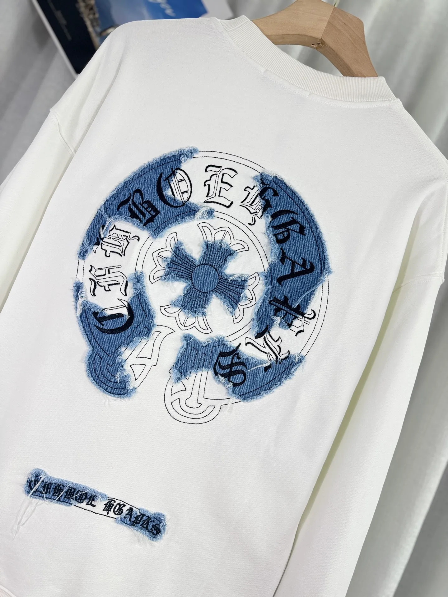 P260 top version, real shot without P, ​​different from market currency) 𝗖𝗵𝗿𝗼𝗺𝗲 𝗛𝗲𝗮𝗿𝘁𝘀/Cro Heart 2025 Patch Embroidery Autumn and Winter New Original Single Counter American Acid Washed Distressed Laser Burnt Patch Embroidery Couple Casual Sweater 👑The highest version! Customized fabric 440g tripe terry fabric! American acid-washed and distressed original fabric laser burnt ✟appliqué embroidery and exquisite embroidery of letters! The best-selling model in the counter, very comfortable to wear. Accessories: original molded and authenticated collar label➕100% silk wash label. Genuine purchase-grade original hangtag➕matching hanging rope➕3D hanging beads➕original packaging bag. Craftsmanship: The original version has consistent wiring! The highest version of the armhole matching technique! Color: White Black Size: S M L XL Style Number: 25-309